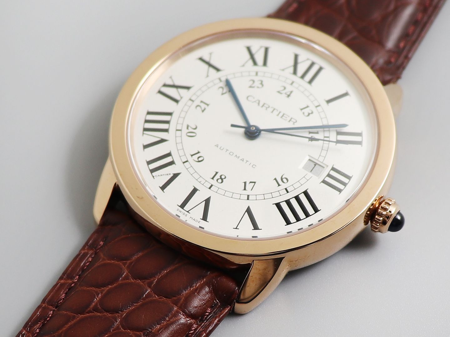 卡地亚RONDE DE CARTIER伦敦系列W6701010升级V2版 相对于满大街的蓝气球，伦敦 SOLO是卡地亚男装的另一独特选择。同样拥有卡地亚高辨识度的罗马时标，剑形烧钢蓝指针和深蓝尖晶石把冠，简单的大三针加上日历功能既满足了日常使用又不失大气。看似中规中矩的外观仔细观察可以看到像日历的底层处理效果、把冠的胶囊型外观，整体的镜面跟侧身的弧度都是在不经意关注到的细节下功夫，造就了整体的奢华并且耐看，而且是越看越好看。表壳直径42毫米，厚度8.6毫米。搭配鳄鱼皮或者意大利小牛皮任您挑选。