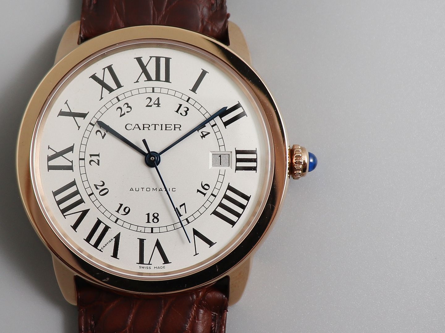 卡地亚RONDE DE CARTIER伦敦系列W6701010升级V2版 相对于满大街的蓝气球，伦敦 SOLO是卡地亚男装的另一独特选择。同样拥有卡地亚高辨识度的罗马时标，剑形烧钢蓝指针和深蓝尖晶石把冠，简单的大三针加上日历功能既满足了日常使用又不失大气。看似中规中矩的外观仔细观察可以看到像日历的底层处理效果、把冠的胶囊型外观，整体的镜面跟侧身的弧度都是在不经意关注到的细节下功夫，造就了整体的奢华并且耐看，而且是越看越好看。表壳直径42毫米，厚度8.6毫米。搭配鳄鱼皮或者意大利小牛皮任您挑选。