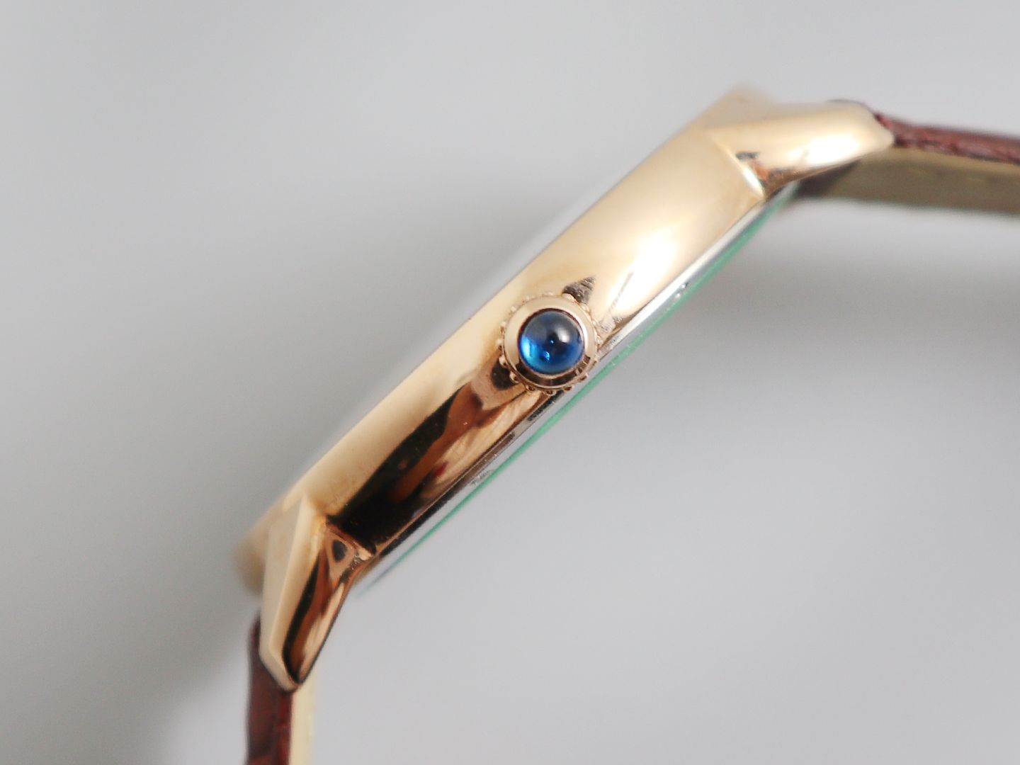 Cartier Ronde de Cartier London Collection W6701010 The London SOLO represents another distinctive choice within Cartier's menswear collection. Featuring the brand's highly recognisable Roman numeral hour markers, sword-shaped blued steel hands, and a dee