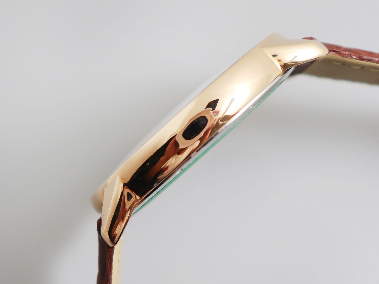 卡地亚RONDE DE CARTIER伦敦系列W6701010升级V2版 相对于满大街的蓝气球，伦敦 SOLO是卡地亚男装的另一独特选择。同样拥有卡地亚高辨识度的罗马时标，剑形烧钢蓝指针和深蓝尖晶石把冠，简单的大三针加上日历功能既满足了日常使用又不失大气。看似中规中矩的外观仔细观察可以看到像日历的底层处理效果、把冠的胶囊型外观，整体的镜面跟侧身的弧度都是在不经意关注到的细节下功夫，造就了整体的奢华并且耐看，而且是越看越好看。表壳直径42毫米，厚度8.6毫米。搭配鳄鱼皮或者意大利小牛皮任您挑选。