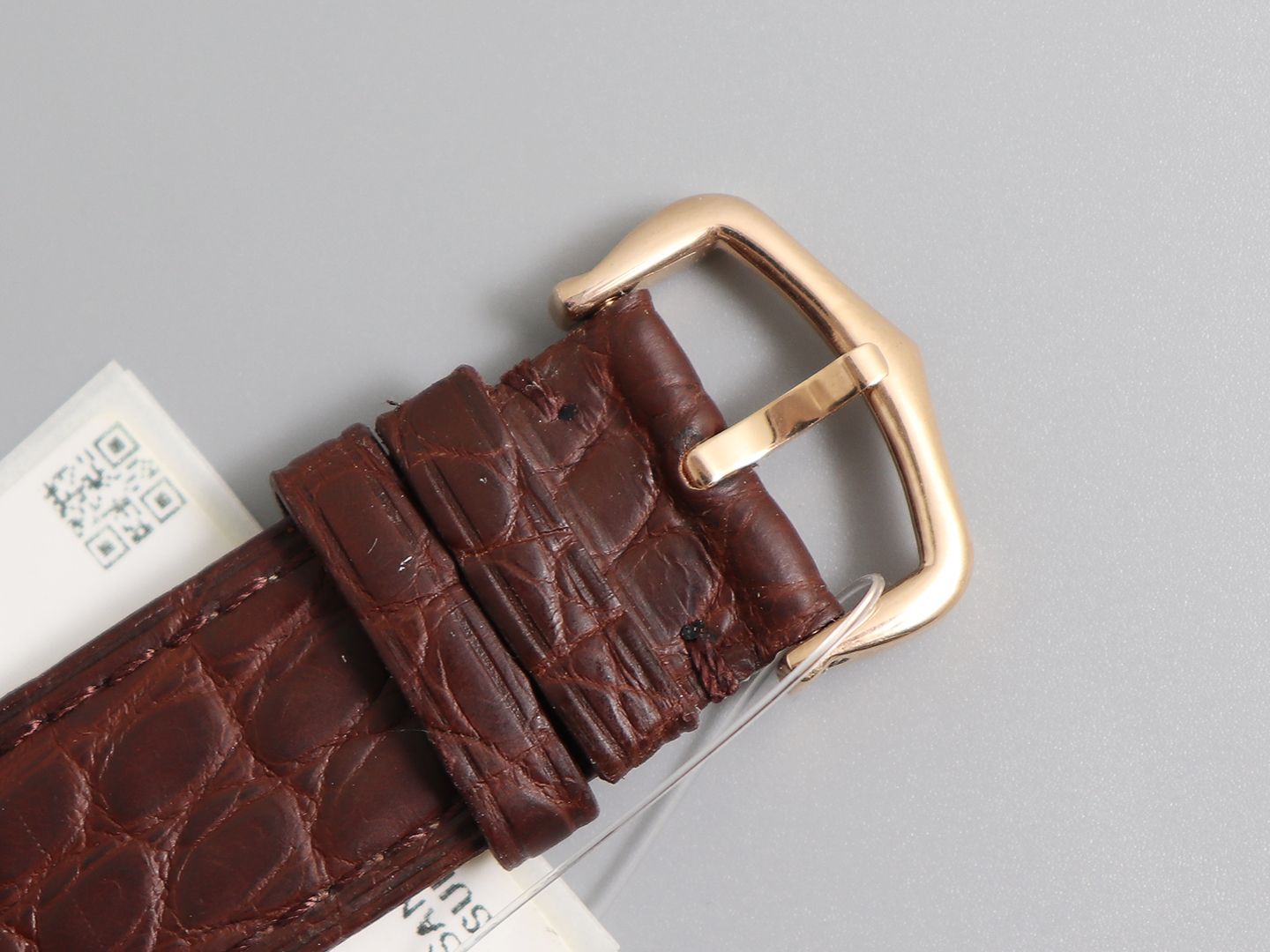 卡地亚RONDE DE CARTIER伦敦系列W6701010升级V2版 相对于满大街的蓝气球，伦敦 SOLO是卡地亚男装的另一独特选择。同样拥有卡地亚高辨识度的罗马时标，剑形烧钢蓝指针和深蓝尖晶石把冠，简单的大三针加上日历功能既满足了日常使用又不失大气。看似中规中矩的外观仔细观察可以看到像日历的底层处理效果、把冠的胶囊型外观，整体的镜面跟侧身的弧度都是在不经意关注到的细节下功夫，造就了整体的奢华并且耐看，而且是越看越好看。表壳直径42毫米，厚度8.6毫米。搭配鳄鱼皮或者意大利小牛皮任您挑选。