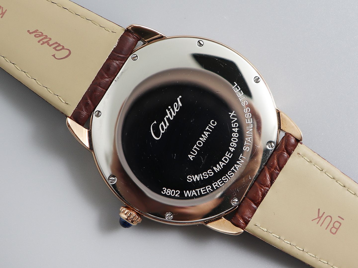 卡地亚RONDE DE CARTIER伦敦系列W6701010升级V2版 相对于满大街的蓝气球，伦敦 SOLO是卡地亚男装的另一独特选择。同样拥有卡地亚高辨识度的罗马时标，剑形烧钢蓝指针和深蓝尖晶石把冠，简单的大三针加上日历功能既满足了日常使用又不失大气。看似中规中矩的外观仔细观察可以看到像日历的底层处理效果、把冠的胶囊型外观，整体的镜面跟侧身的弧度都是在不经意关注到的细节下功夫，造就了整体的奢华并且耐看，而且是越看越好看。表壳直径42毫米，厚度8.6毫米。搭配鳄鱼皮或者意大利小牛皮任您挑选。