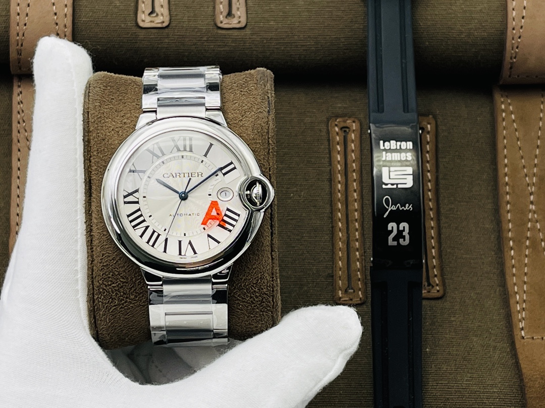 【V6 Factory】力作 市场最高版本 最高复刻 卡家CartierV7升级版 专柜品质！ 1⃣️【市场最高复刻1-1】V6厂最新升级版蓝气球系列  2⃣️直径🈶28MM-33MM-36MM-42MM 3⃣️石英款/机械款-市面最高版本镜面凸形鱼眼！ 4⃣️蓝宝石把头，蓝色宝石颜色！ 5⃣️石英机芯/搭配6T51机芯机械/2824全自动机械机芯!恒久稳定！自动锤已全部升级原装LOGO及日内瓦洗纹！ 蓝气球标杆-V6出品，是您唯一首选！V6出品 必属精品 您值得拥有！