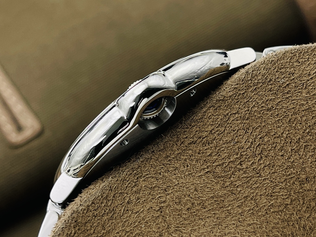 【V6 Factory】力作 市场最高版本 最高复刻 卡家CartierV7升级版 专柜品质！ 1⃣️【市场最高复刻1-1】V6厂最新升级版蓝气球系列  2⃣️直径🈶28MM-33MM-36MM-42MM 3⃣️石英款/机械款-市面最高版本镜面凸形鱼眼！ 4⃣️蓝宝石把头，蓝色宝石颜色！ 5⃣️石英机芯/搭配6T51机芯机械/2824全自动机械机芯!恒久稳定！自动锤已全部升级原装LOGO及日内瓦洗纹！ 蓝气球标杆-V6出品，是您唯一首选！V6出品 必属精品 您值得拥有！