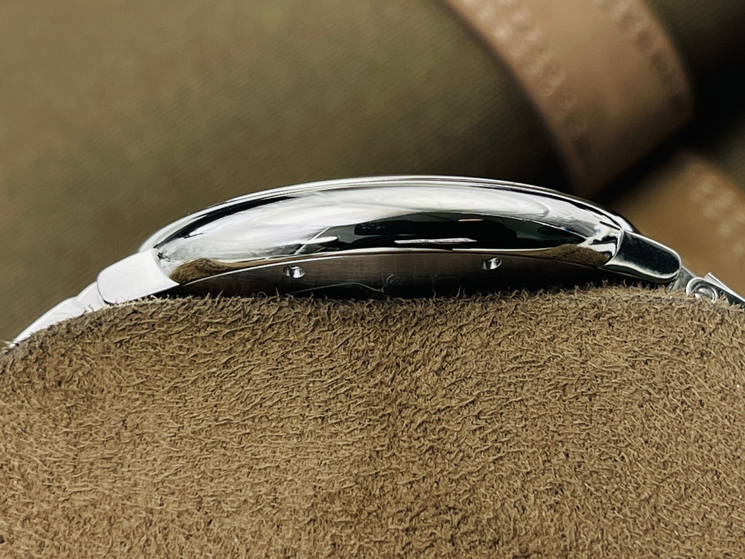 【V6 Factory】力作 市场最高版本 最高复刻 卡家CartierV7升级版 专柜品质！ 1⃣️【市场最高复刻1-1】V6厂最新升级版蓝气球系列  2⃣️直径🈶28MM-33MM-36MM-42MM 3⃣️石英款/机械款-市面最高版本镜面凸形鱼眼！ 4⃣️蓝宝石把头，蓝色宝石颜色！ 5⃣️石英机芯/搭配6T51机芯机械/2824全自动机械机芯!恒久稳定！自动锤已全部升级原装LOGO及日内瓦洗纹！ 蓝气球标杆-V6出品，是您唯一首选！V6出品 必属精品 您值得拥有！