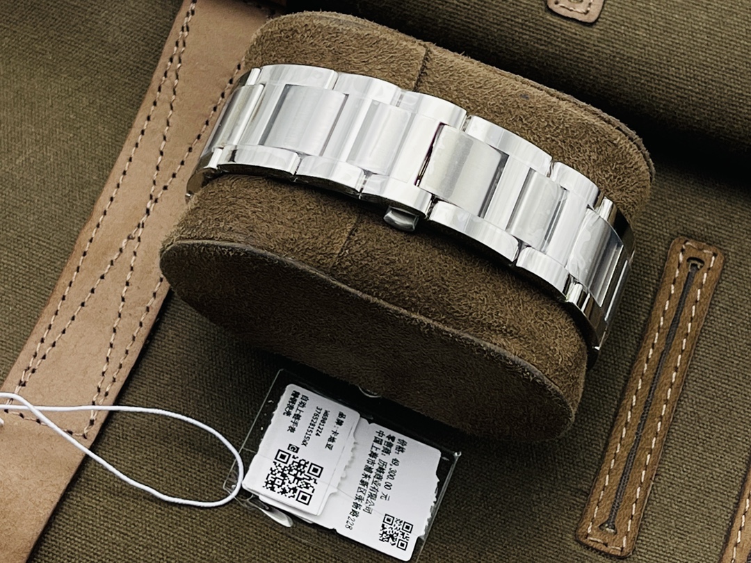 【V6 Factory】力作 市场最高版本 最高复刻 卡家CartierV7升级版 专柜品质！ 1⃣️【市场最高复刻1-1】V6厂最新升级版蓝气球系列  2⃣️直径🈶28MM-33MM-36MM-42MM 3⃣️石英款/机械款-市面最高版本镜面凸形鱼眼！ 4⃣️蓝宝石把头，蓝色宝石颜色！ 5⃣️石英机芯/搭配6T51机芯机械/2824全自动机械机芯!恒久稳定！自动锤已全部升级原装LOGO及日内瓦洗纹！ 蓝气球标杆-V6出品，是您唯一首选！V6出品 必属精品 您值得拥有！