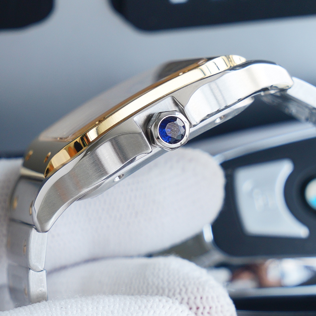 Cartier's new Sandu model features the 2824 automatic winding movement, with dimensions of 39.8 × 47.5 × 9.08 mm. It boasts a 316L stainless steel bracelet, sapphire crystal glass, and water resistance to 150 metres. A top-tier replica!