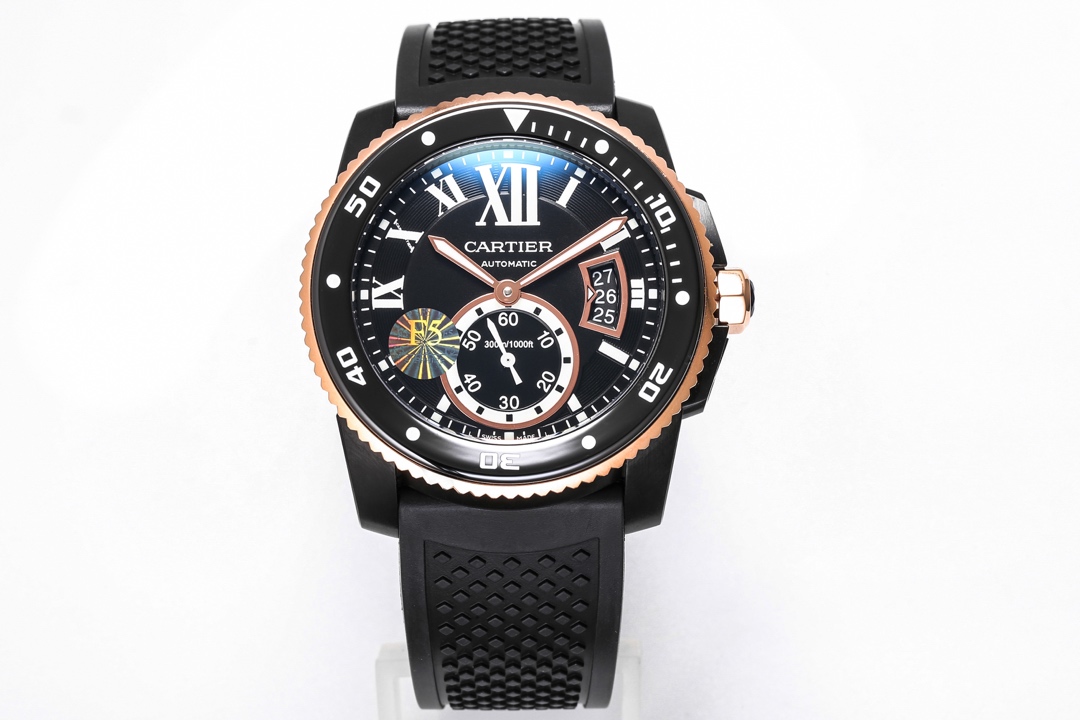 台湾厂F5（市面最新高版本）卡利博CALIBRE  DE  CARTIER潜水系列，腕表堪称卡地亚新一代标志性杰作，316精钢表壳，陶瓷夜光圈口，日历与正品一致黑色底白字体显示，蓝宝石蓝光玻璃镜面，42x11mm，搭载Cal.1904-PS 自动机械机芯，进口天然橡胶表带，Super  LumiNova夜光涂层三角时标，时尚与运动结合的潜水表硬朗而霸气，佩戴能突出男士魅力，彰显气质。
