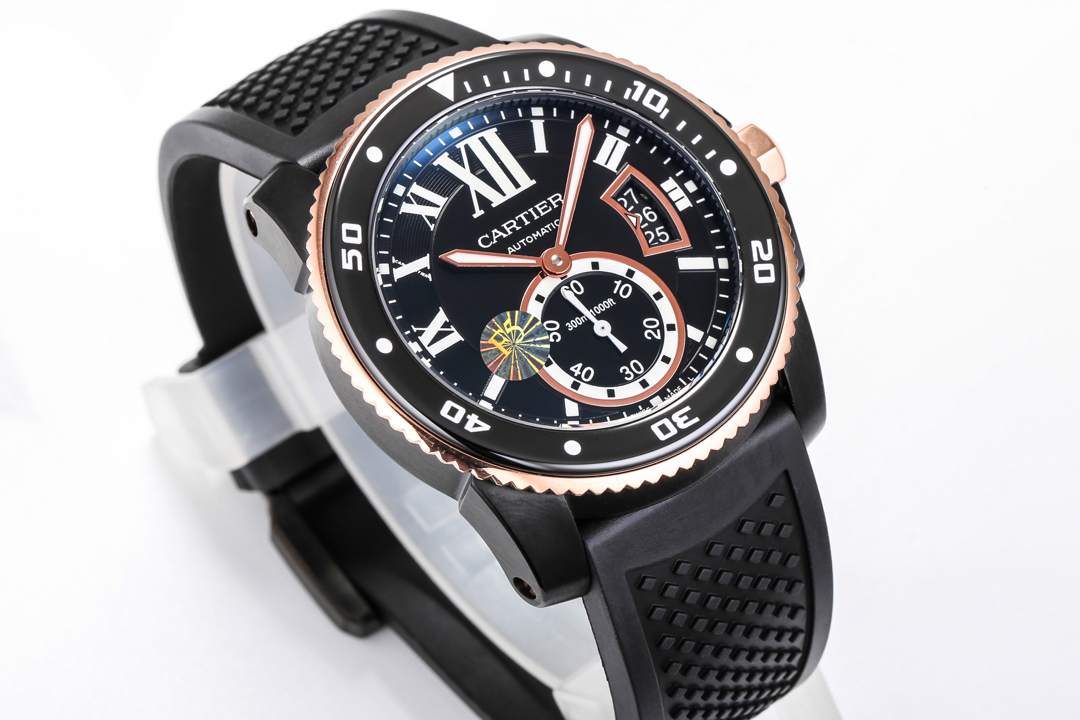 台湾厂F5（市面最新高版本）卡利博CALIBRE  DE  CARTIER潜水系列，腕表堪称卡地亚新一代标志性杰作，316精钢表壳，陶瓷夜光圈口，日历与正品一致黑色底白字体显示，蓝宝石蓝光玻璃镜面，42x11mm，搭载Cal.1904-PS 自动机械机芯，进口天然橡胶表带，Super  LumiNova夜光涂层三角时标，时尚与运动结合的潜水表硬朗而霸气，佩戴能突出男士魅力，彰显气质。