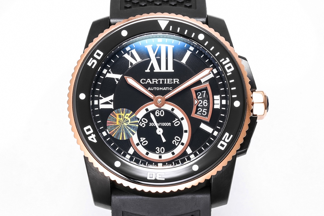台湾厂F5（市面最新高版本）卡利博CALIBRE  DE  CARTIER潜水系列，腕表堪称卡地亚新一代标志性杰作，316精钢表壳，陶瓷夜光圈口，日历与正品一致黑色底白字体显示，蓝宝石蓝光玻璃镜面，42x11mm，搭载Cal.1904-PS 自动机械机芯，进口天然橡胶表带，Super  LumiNova夜光涂层三角时标，时尚与运动结合的潜水表硬朗而霸气，佩戴能突出男士魅力，彰显气质。