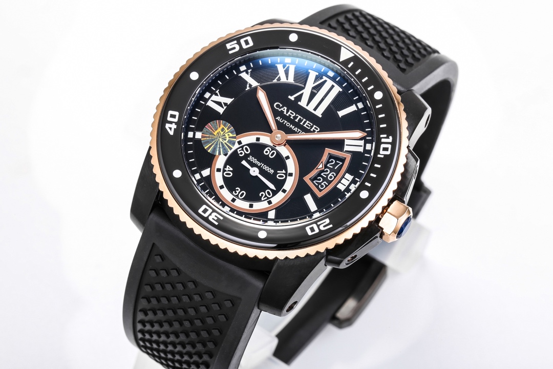 台湾厂F5（市面最新高版本）卡利博CALIBRE  DE  CARTIER潜水系列，腕表堪称卡地亚新一代标志性杰作，316精钢表壳，陶瓷夜光圈口，日历与正品一致黑色底白字体显示，蓝宝石蓝光玻璃镜面，42x11mm，搭载Cal.1904-PS 自动机械机芯，进口天然橡胶表带，Super  LumiNova夜光涂层三角时标，时尚与运动结合的潜水表硬朗而霸气，佩戴能突出男士魅力，彰显气质。