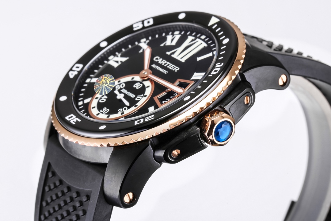 台湾厂F5（市面最新高版本）卡利博CALIBRE  DE  CARTIER潜水系列，腕表堪称卡地亚新一代标志性杰作，316精钢表壳，陶瓷夜光圈口，日历与正品一致黑色底白字体显示，蓝宝石蓝光玻璃镜面，42x11mm，搭载Cal.1904-PS 自动机械机芯，进口天然橡胶表带，Super  LumiNova夜光涂层三角时标，时尚与运动结合的潜水表硬朗而霸气，佩戴能突出男士魅力，彰显气质。