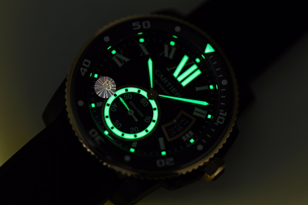 台湾厂F5（市面最新高版本）卡利博CALIBRE  DE  CARTIER潜水系列，腕表堪称卡地亚新一代标志性杰作，316精钢表壳，陶瓷夜光圈口，日历与正品一致黑色底白字体显示，蓝宝石蓝光玻璃镜面，42x11mm，搭载Cal.1904-PS 自动机械机芯，进口天然橡胶表带，Super  LumiNova夜光涂层三角时标，时尚与运动结合的潜水表硬朗而霸气，佩戴能突出男士魅力，彰显气质。