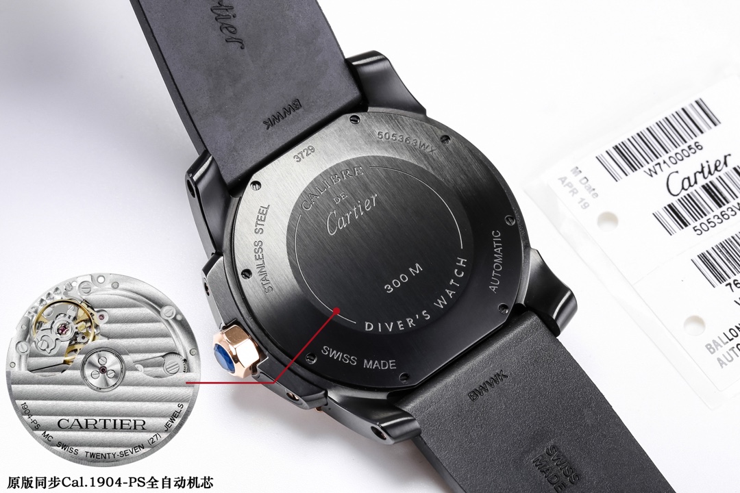 台湾厂F5（市面最新高版本）卡利博CALIBRE  DE  CARTIER潜水系列，腕表堪称卡地亚新一代标志性杰作，316精钢表壳，陶瓷夜光圈口，日历与正品一致黑色底白字体显示，蓝宝石蓝光玻璃镜面，42x11mm，搭载Cal.1904-PS 自动机械机芯，进口天然橡胶表带，Super  LumiNova夜光涂层三角时标，时尚与运动结合的潜水表硬朗而霸气，佩戴能突出男士魅力，彰显气质。