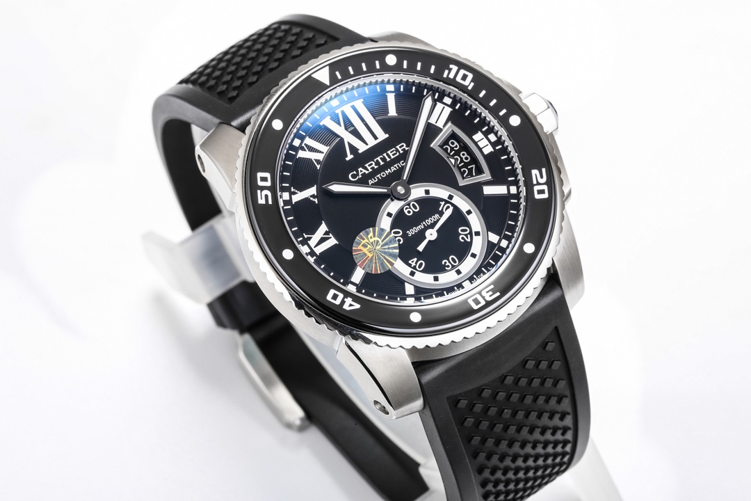 台湾厂F5（市面最新高版本）卡地亚卡利博CALIBRE  DE  CARTIER潜水系列，腕表堪称卡地亚新一代标志性杰作，316精钢表壳，陶瓷超夜光圈口，超强表盘夜光丁，日历与正品一致黑色底白字体显示，蓝宝石蓝光玻璃镜面，42x11mm，搭载Cal.1904-PS 自动机械机芯，进口天然橡胶表带，Super  LumiNova夜光涂层三角时标，时尚与运动结合的潜水表硬朗而霸气，佩戴能突出男士魅力，彰显气质。
