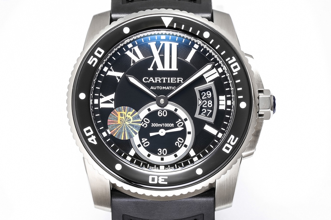 台湾厂F5（市面最新高版本）卡地亚卡利博CALIBRE  DE  CARTIER潜水系列，腕表堪称卡地亚新一代标志性杰作，316精钢表壳，陶瓷超夜光圈口，超强表盘夜光丁，日历与正品一致黑色底白字体显示，蓝宝石蓝光玻璃镜面，42x11mm，搭载Cal.1904-PS 自动机械机芯，进口天然橡胶表带，Super  LumiNova夜光涂层三角时标，时尚与运动结合的潜水表硬朗而霸气，佩戴能突出男士魅力，彰显气质。