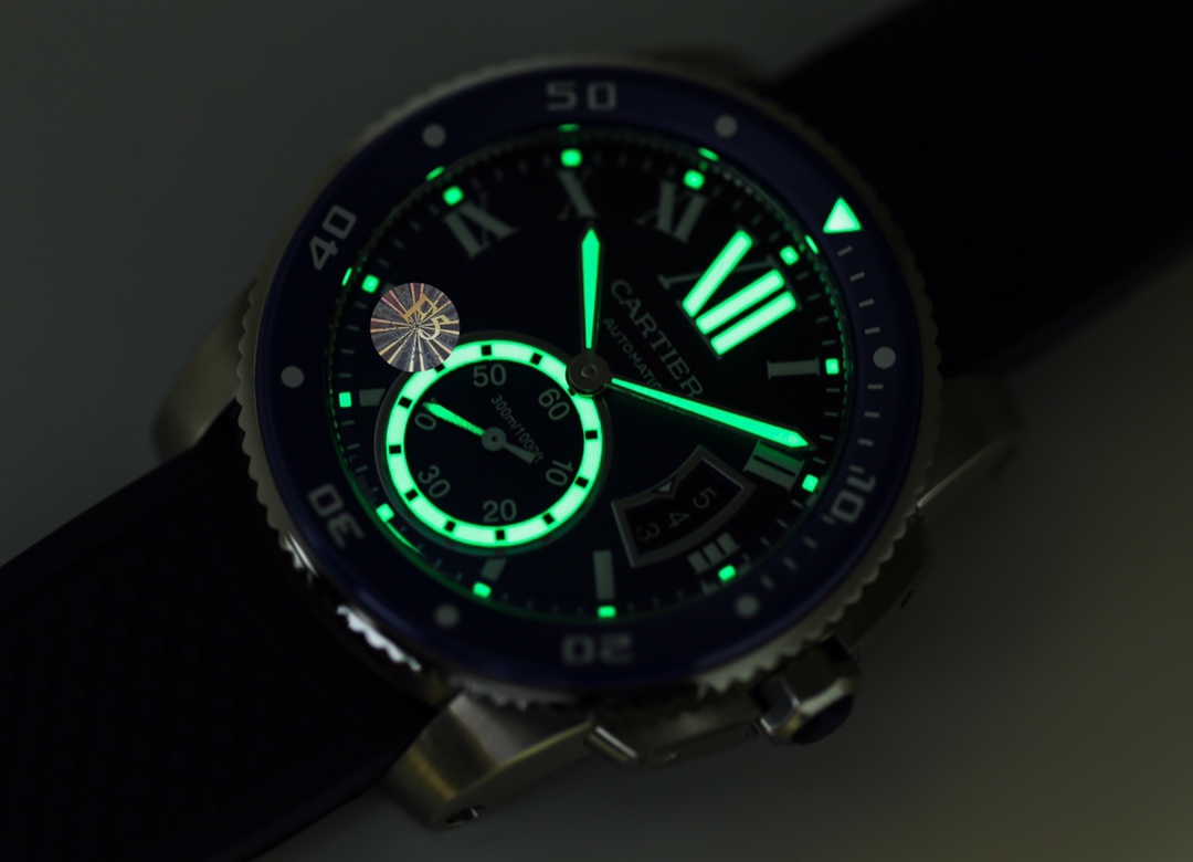 台湾厂F5（市面最新高版本）卡地亚卡利博CALIBRE  DE  CARTIER潜水系列，腕表堪称卡地亚新一代标志性杰作，316精钢表壳，陶瓷超夜光圈口，超强表盘夜光丁，日历与正品一致黑色底白字体显示，蓝宝石蓝光玻璃镜面，42x11mm，搭载Cal.1904-PS 自动机械机芯，进口天然橡胶表带，Super  LumiNova夜光涂层三角时标，时尚与运动结合的潜水表硬朗而霸气，佩戴能突出男士魅力，彰显气质。