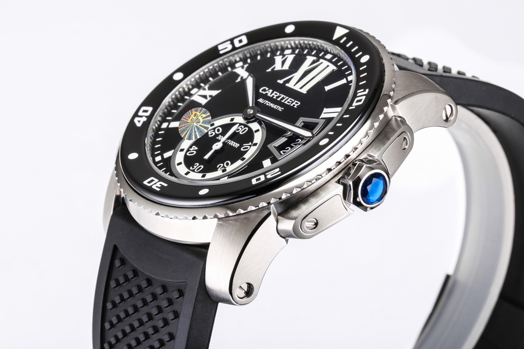 台湾厂F5（市面最新高版本）卡地亚卡利博CALIBRE  DE  CARTIER潜水系列，腕表堪称卡地亚新一代标志性杰作，316精钢表壳，陶瓷超夜光圈口，超强表盘夜光丁，日历与正品一致黑色底白字体显示，蓝宝石蓝光玻璃镜面，42x11mm，搭载Cal.1904-PS 自动机械机芯，进口天然橡胶表带，Super  LumiNova夜光涂层三角时标，时尚与运动结合的潜水表硬朗而霸气，佩戴能突出男士魅力，彰显气质。