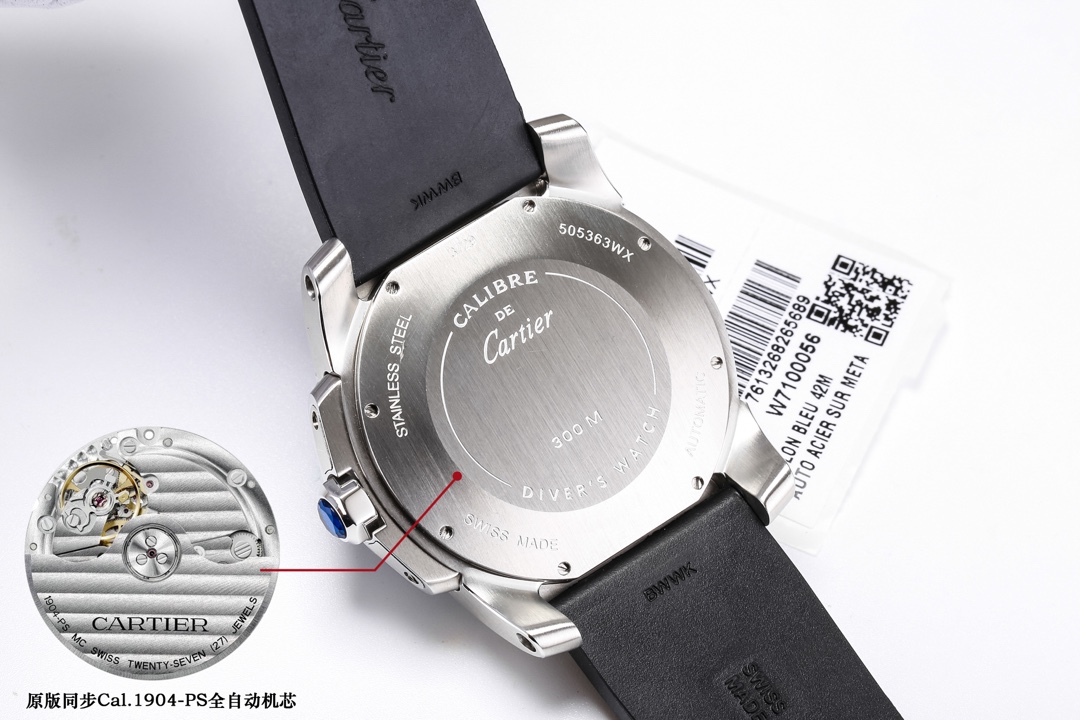 台湾厂F5（市面最新高版本）卡地亚卡利博CALIBRE  DE  CARTIER潜水系列，腕表堪称卡地亚新一代标志性杰作，316精钢表壳，陶瓷超夜光圈口，超强表盘夜光丁，日历与正品一致黑色底白字体显示，蓝宝石蓝光玻璃镜面，42x11mm，搭载Cal.1904-PS 自动机械机芯，进口天然橡胶表带，Super  LumiNova夜光涂层三角时标，时尚与运动结合的潜水表硬朗而霸气，佩戴能突出男士魅力，彰显气质。