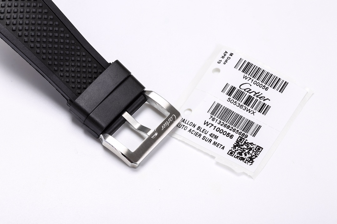 台湾厂F5（市面最新高版本）卡地亚卡利博CALIBRE  DE  CARTIER潜水系列，腕表堪称卡地亚新一代标志性杰作，316精钢表壳，陶瓷超夜光圈口，超强表盘夜光丁，日历与正品一致黑色底白字体显示，蓝宝石蓝光玻璃镜面，42x11mm，搭载Cal.1904-PS 自动机械机芯，进口天然橡胶表带，Super  LumiNova夜光涂层三角时标，时尚与运动结合的潜水表硬朗而霸气，佩戴能突出男士魅力，彰显气质。