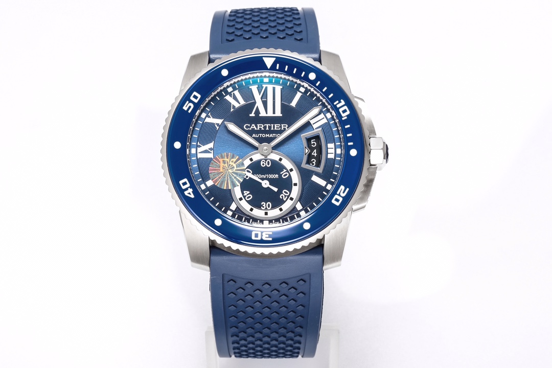 台湾厂F5（市面最新高版本）卡地亚卡利博CALIBRE  DE  CARTIER潜水系列，腕表堪称卡地亚新一代标志性杰作，316精钢表壳，陶瓷超夜光圈口，超强表盘夜光丁，日历与正品一致黑色底白字体显示，蓝宝石蓝光玻璃镜面，42x11mm，搭载Cal.1904-PS 自动机械机芯，进口天然橡胶表带，Super  LumiNova夜光涂层三角时标，时尚与运动结合的潜水表硬朗而霸气，佩戴能突出男士魅力，彰显气质。