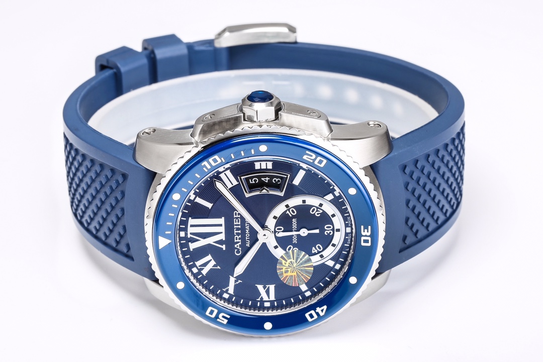台湾厂F5（市面最新高版本）卡地亚卡利博CALIBRE  DE  CARTIER潜水系列，腕表堪称卡地亚新一代标志性杰作，316精钢表壳，陶瓷超夜光圈口，超强表盘夜光丁，日历与正品一致黑色底白字体显示，蓝宝石蓝光玻璃镜面，42x11mm，搭载Cal.1904-PS 自动机械机芯，进口天然橡胶表带，Super  LumiNova夜光涂层三角时标，时尚与运动结合的潜水表硬朗而霸气，佩戴能突出男士魅力，彰显气质。