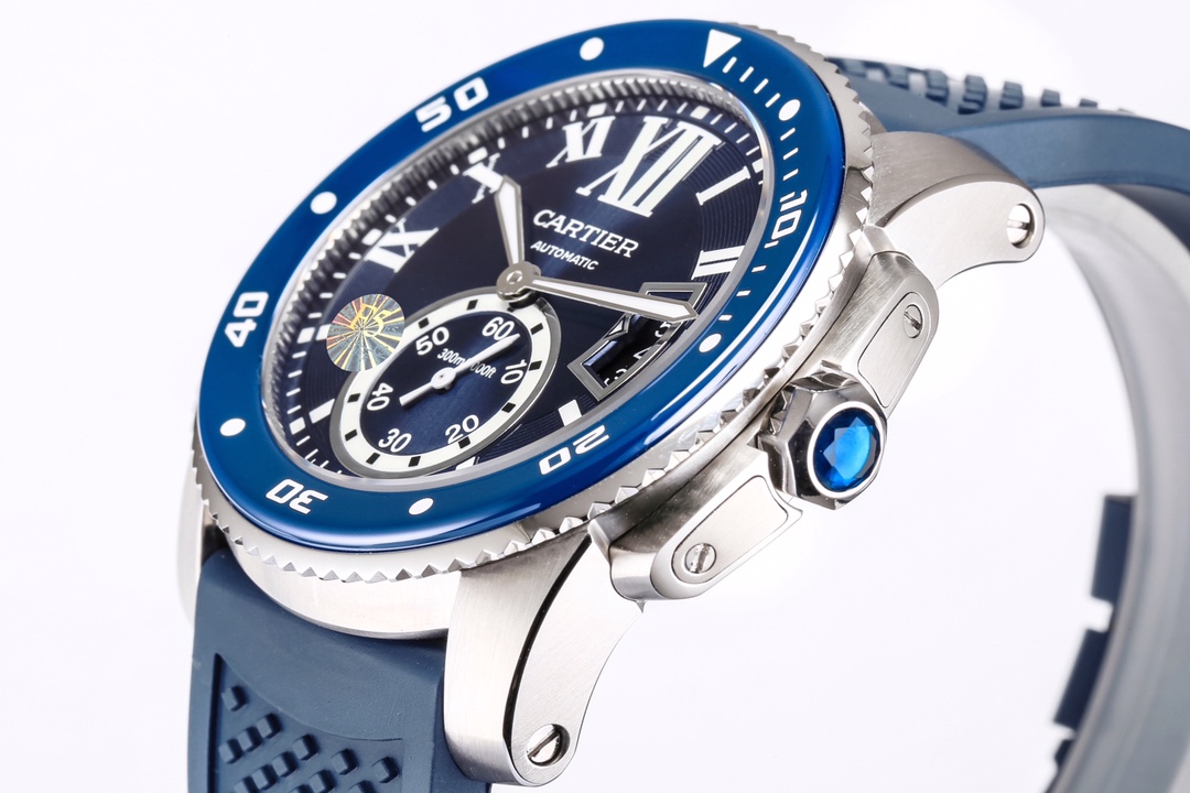 台湾厂F5（市面最新高版本）卡地亚卡利博CALIBRE  DE  CARTIER潜水系列，腕表堪称卡地亚新一代标志性杰作，316精钢表壳，陶瓷超夜光圈口，超强表盘夜光丁，日历与正品一致黑色底白字体显示，蓝宝石蓝光玻璃镜面，42x11mm，搭载Cal.1904-PS 自动机械机芯，进口天然橡胶表带，Super  LumiNova夜光涂层三角时标，时尚与运动结合的潜水表硬朗而霸气，佩戴能突出男士魅力，彰显气质。