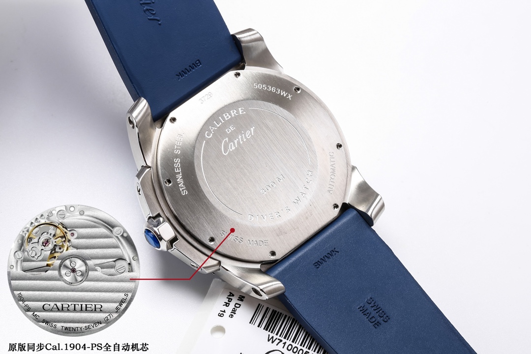 台湾厂F5（市面最新高版本）卡地亚卡利博CALIBRE  DE  CARTIER潜水系列，腕表堪称卡地亚新一代标志性杰作，316精钢表壳，陶瓷超夜光圈口，超强表盘夜光丁，日历与正品一致黑色底白字体显示，蓝宝石蓝光玻璃镜面，42x11mm，搭载Cal.1904-PS 自动机械机芯，进口天然橡胶表带，Super  LumiNova夜光涂层三角时标，时尚与运动结合的潜水表硬朗而霸气，佩戴能突出男士魅力，彰显气质。