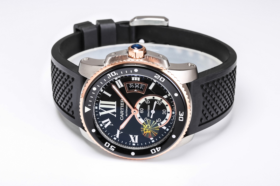 Cartier Calibre de Cartier Diver Collection, 316L stainless steel case, ceramic bezel with ultra-luminescent coating, highly luminous dial markers, sapphire crystal with blue light reflection, 42x11mm dimensions. Powered by the Calibre 1904-PS automatic m