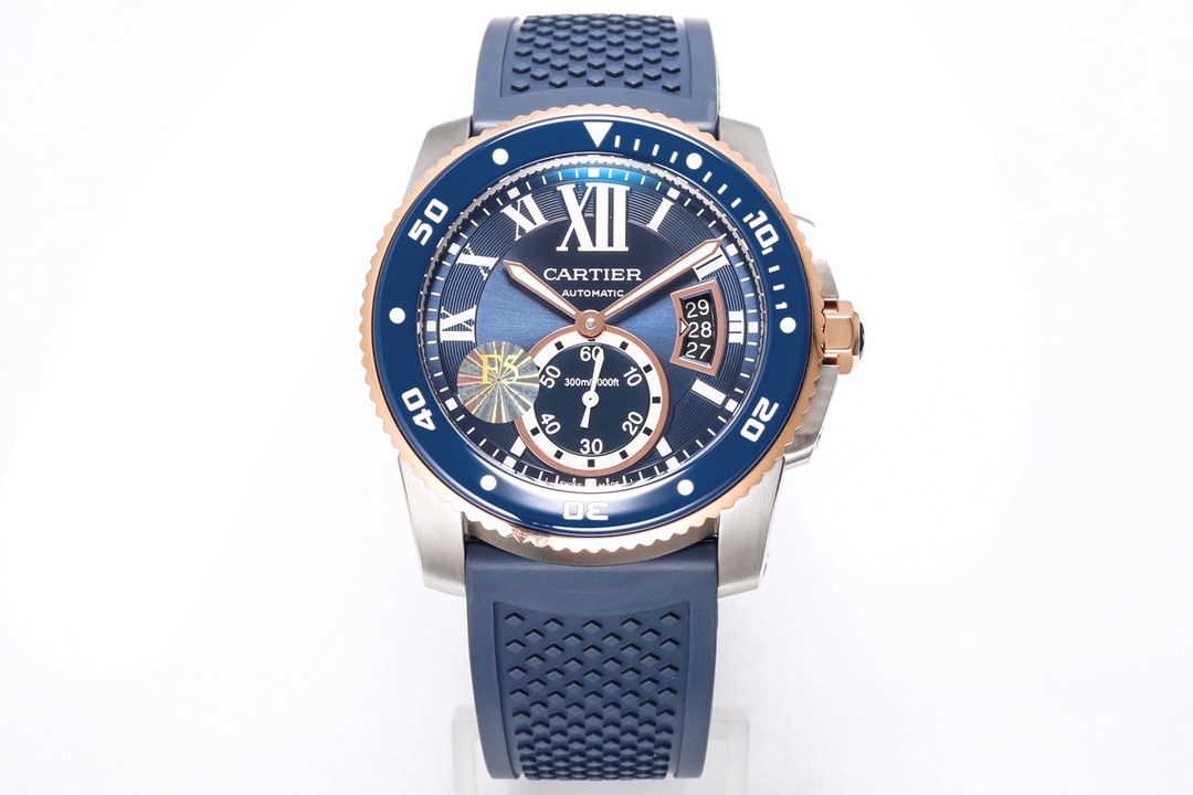 台湾厂F5（市面最新高版本）卡地亚卡利博CALIBRE  DE  CARTIER潜水系列，腕表堪称卡地亚新一代标志性杰作，316精钢表壳，陶瓷超夜光圈口，超强表盘夜光丁，日历与正品一致黑色底白字体显示，蓝宝石蓝光玻璃镜面，42x11mm，搭载Cal.1904-PS 自动机械机芯，进口天然橡胶表带，Super  LumiNova夜光涂层三角时标，时尚与运动结合的潜水表硬朗而霸气，佩戴能突出男士魅力，彰显气质。