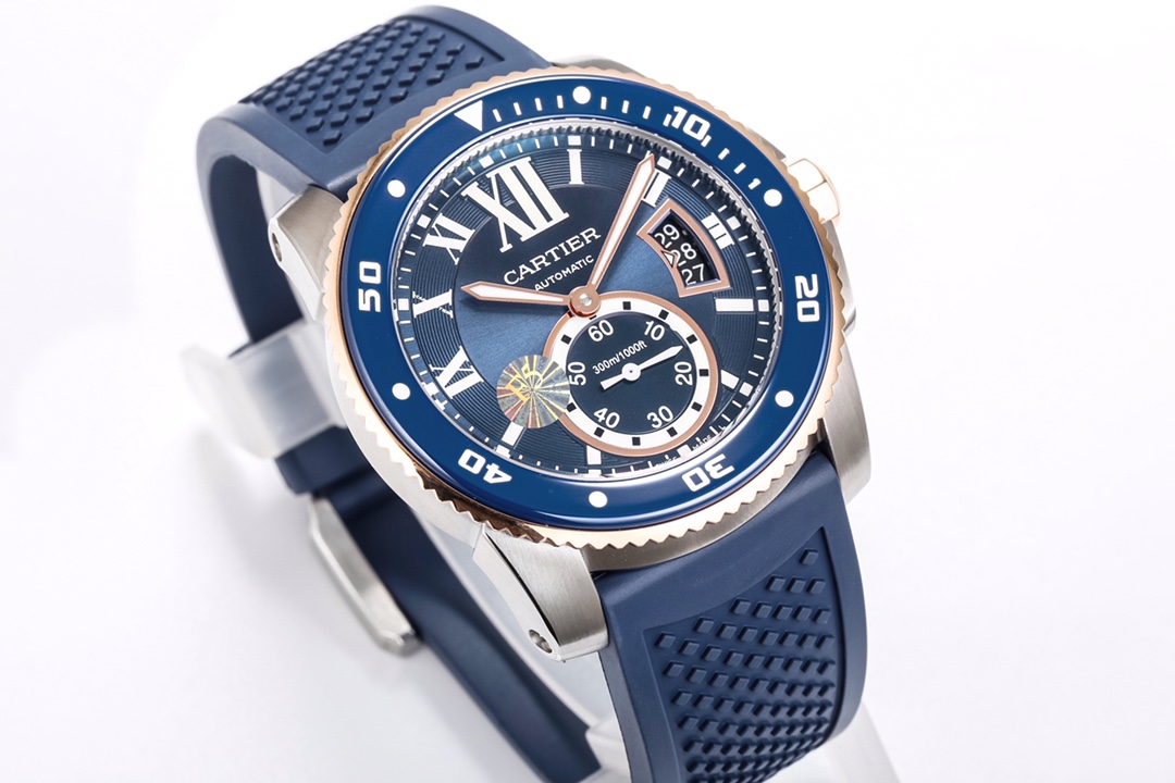 台湾厂F5（市面最新高版本）卡地亚卡利博CALIBRE  DE  CARTIER潜水系列，腕表堪称卡地亚新一代标志性杰作，316精钢表壳，陶瓷超夜光圈口，超强表盘夜光丁，日历与正品一致黑色底白字体显示，蓝宝石蓝光玻璃镜面，42x11mm，搭载Cal.1904-PS 自动机械机芯，进口天然橡胶表带，Super  LumiNova夜光涂层三角时标，时尚与运动结合的潜水表硬朗而霸气，佩戴能突出男士魅力，彰显气质。