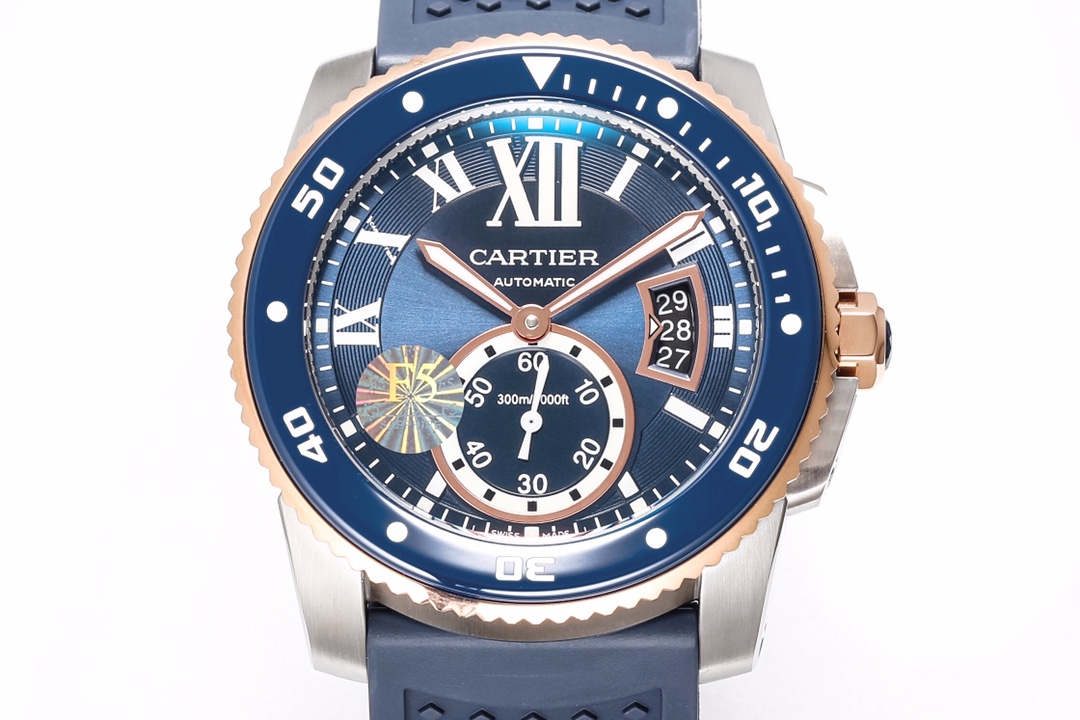 台湾厂F5（市面最新高版本）卡地亚卡利博CALIBRE  DE  CARTIER潜水系列，腕表堪称卡地亚新一代标志性杰作，316精钢表壳，陶瓷超夜光圈口，超强表盘夜光丁，日历与正品一致黑色底白字体显示，蓝宝石蓝光玻璃镜面，42x11mm，搭载Cal.1904-PS 自动机械机芯，进口天然橡胶表带，Super  LumiNova夜光涂层三角时标，时尚与运动结合的潜水表硬朗而霸气，佩戴能突出男士魅力，彰显气质。
