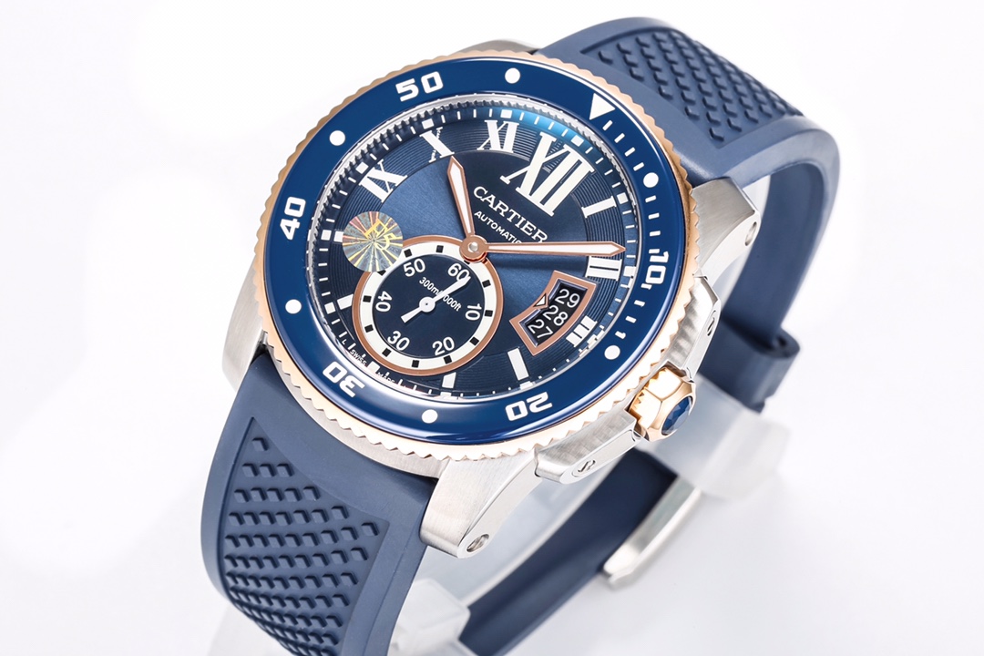 台湾厂F5（市面最新高版本）卡地亚卡利博CALIBRE  DE  CARTIER潜水系列，腕表堪称卡地亚新一代标志性杰作，316精钢表壳，陶瓷超夜光圈口，超强表盘夜光丁，日历与正品一致黑色底白字体显示，蓝宝石蓝光玻璃镜面，42x11mm，搭载Cal.1904-PS 自动机械机芯，进口天然橡胶表带，Super  LumiNova夜光涂层三角时标，时尚与运动结合的潜水表硬朗而霸气，佩戴能突出男士魅力，彰显气质。