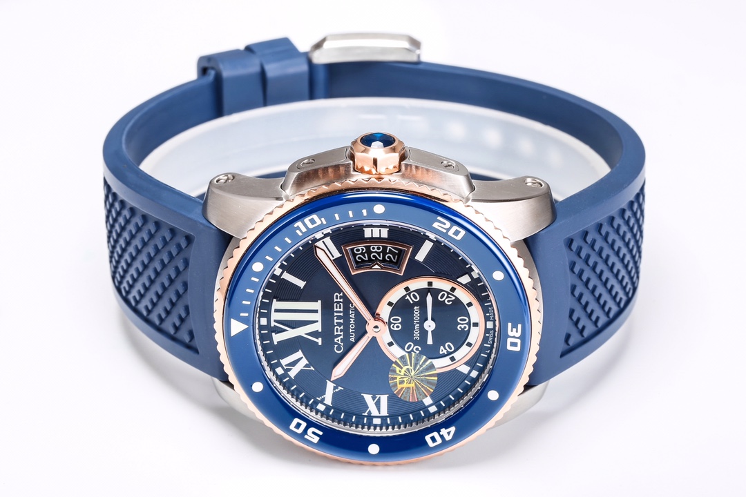 台湾厂F5（市面最新高版本）卡地亚卡利博CALIBRE  DE  CARTIER潜水系列，腕表堪称卡地亚新一代标志性杰作，316精钢表壳，陶瓷超夜光圈口，超强表盘夜光丁，日历与正品一致黑色底白字体显示，蓝宝石蓝光玻璃镜面，42x11mm，搭载Cal.1904-PS 自动机械机芯，进口天然橡胶表带，Super  LumiNova夜光涂层三角时标，时尚与运动结合的潜水表硬朗而霸气，佩戴能突出男士魅力，彰显气质。