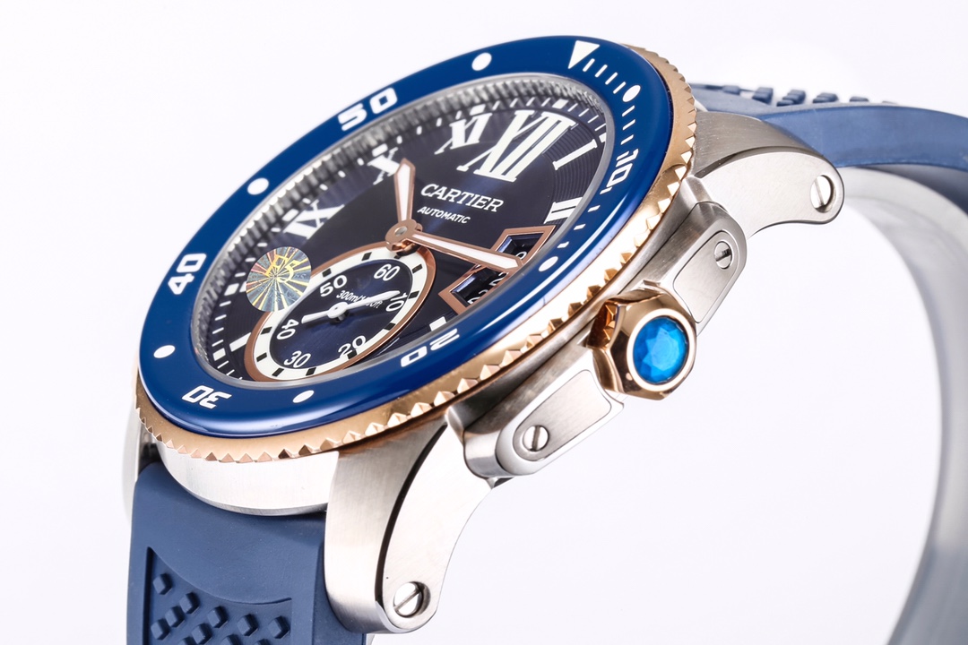 台湾厂F5（市面最新高版本）卡地亚卡利博CALIBRE  DE  CARTIER潜水系列，腕表堪称卡地亚新一代标志性杰作，316精钢表壳，陶瓷超夜光圈口，超强表盘夜光丁，日历与正品一致黑色底白字体显示，蓝宝石蓝光玻璃镜面，42x11mm，搭载Cal.1904-PS 自动机械机芯，进口天然橡胶表带，Super  LumiNova夜光涂层三角时标，时尚与运动结合的潜水表硬朗而霸气，佩戴能突出男士魅力，彰显气质。