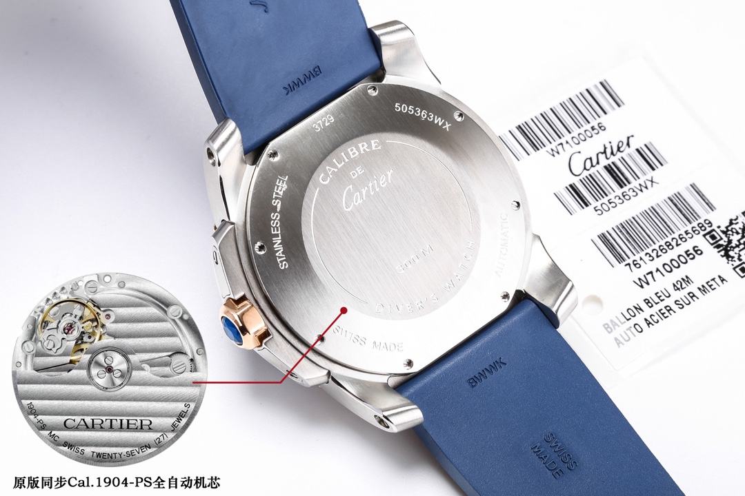 台湾厂F5（市面最新高版本）卡地亚卡利博CALIBRE  DE  CARTIER潜水系列，腕表堪称卡地亚新一代标志性杰作，316精钢表壳，陶瓷超夜光圈口，超强表盘夜光丁，日历与正品一致黑色底白字体显示，蓝宝石蓝光玻璃镜面，42x11mm，搭载Cal.1904-PS 自动机械机芯，进口天然橡胶表带，Super  LumiNova夜光涂层三角时标，时尚与运动结合的潜水表硬朗而霸气，佩戴能突出男士魅力，彰显气质。