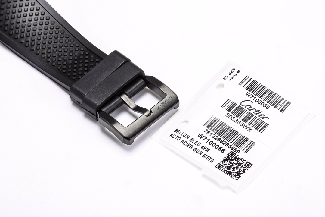 台湾厂F5（市面最新高版本）卡地亚卡利博CALIBRE  DE  CARTIER潜水系列，腕表堪称卡地亚新一代标志性杰作，316精钢表壳，陶瓷超夜光圈口，超强表盘夜光丁，日历与正品一致黑色底白字体显示，蓝宝石蓝光玻璃镜面，42x11mm，搭载Cal.1904-PS 自动机械机芯，进口天然橡胶表带，Super  LumiNova夜光涂层三角时标，时尚与运动结合的潜水表硬朗而霸气，佩戴能突出男士魅力，彰显气质。