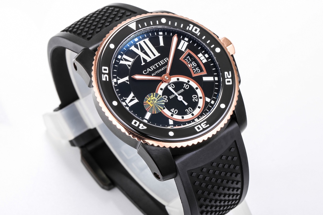台湾厂F5（市面最新高版本）卡地亚卡利博CALIBRE  DE  CARTIER潜水系列，腕表堪称卡地亚新一代标志性杰作，316精钢表壳，陶瓷超夜光圈口，超强表盘夜光丁，日历与正品一致黑色底白字体显示，蓝宝石蓝光玻璃镜面，42x11mm，搭载Cal.1904-PS 自动机械机芯，进口天然橡胶表带，Super  LumiNova夜光涂层三角时标，时尚与运动结合的潜水表硬朗而霸气，佩戴能突出男士魅力，彰显气质。