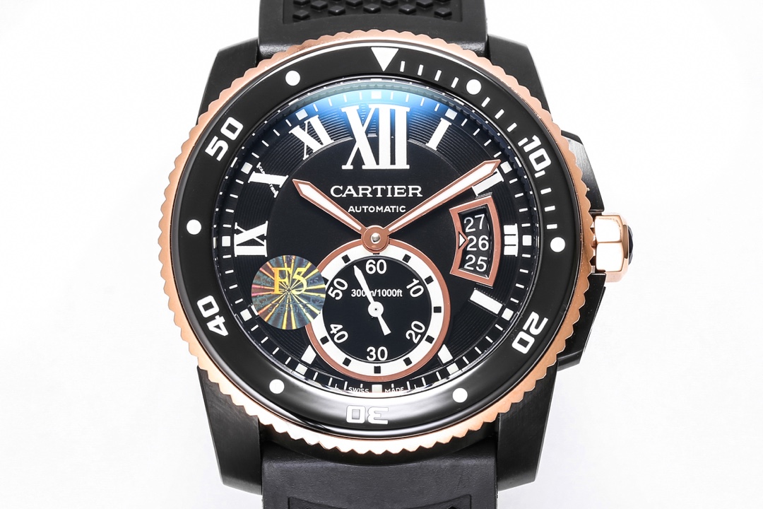 台湾厂F5（市面最新高版本）卡地亚卡利博CALIBRE  DE  CARTIER潜水系列，腕表堪称卡地亚新一代标志性杰作，316精钢表壳，陶瓷超夜光圈口，超强表盘夜光丁，日历与正品一致黑色底白字体显示，蓝宝石蓝光玻璃镜面，42x11mm，搭载Cal.1904-PS 自动机械机芯，进口天然橡胶表带，Super  LumiNova夜光涂层三角时标，时尚与运动结合的潜水表硬朗而霸气，佩戴能突出男士魅力，彰显气质。