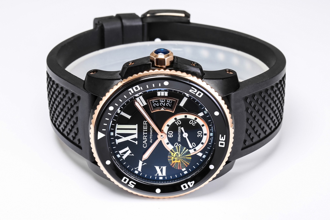 台湾厂F5（市面最新高版本）卡地亚卡利博CALIBRE  DE  CARTIER潜水系列，腕表堪称卡地亚新一代标志性杰作，316精钢表壳，陶瓷超夜光圈口，超强表盘夜光丁，日历与正品一致黑色底白字体显示，蓝宝石蓝光玻璃镜面，42x11mm，搭载Cal.1904-PS 自动机械机芯，进口天然橡胶表带，Super  LumiNova夜光涂层三角时标，时尚与运动结合的潜水表硬朗而霸气，佩戴能突出男士魅力，彰显气质。