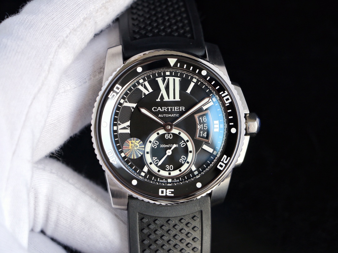 台湾厂F5（市面最新高版本）卡地亚卡利博CALIBRE  DE  CARTIER潜水系列，腕表堪称卡地亚新一代标志性杰作，316精钢表壳，陶瓷超夜光圈口，超强表盘夜光丁，日历与正品一致黑色底白字体显示，蓝宝石蓝光玻璃镜面，42x11mm，搭载Cal.1904-PS 自动机械机芯，进口天然橡胶表带，Super  LumiNova夜光涂层三角时标，时尚与运动结合的潜水表硬朗而霸气，佩戴能突出男士魅力，彰显气质。