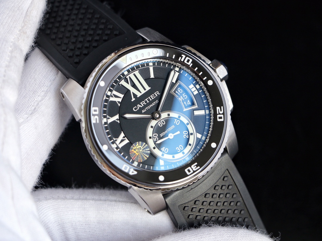 台湾厂F5（市面最新高版本）卡地亚卡利博CALIBRE  DE  CARTIER潜水系列，腕表堪称卡地亚新一代标志性杰作，316精钢表壳，陶瓷超夜光圈口，超强表盘夜光丁，日历与正品一致黑色底白字体显示，蓝宝石蓝光玻璃镜面，42x11mm，搭载Cal.1904-PS 自动机械机芯，进口天然橡胶表带，Super  LumiNova夜光涂层三角时标，时尚与运动结合的潜水表硬朗而霸气，佩戴能突出男士魅力，彰显气质。
