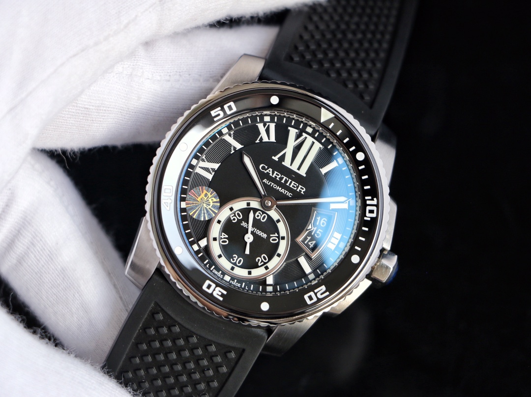 台湾厂F5（市面最新高版本）卡地亚卡利博CALIBRE  DE  CARTIER潜水系列，腕表堪称卡地亚新一代标志性杰作，316精钢表壳，陶瓷超夜光圈口，超强表盘夜光丁，日历与正品一致黑色底白字体显示，蓝宝石蓝光玻璃镜面，42x11mm，搭载Cal.1904-PS 自动机械机芯，进口天然橡胶表带，Super  LumiNova夜光涂层三角时标，时尚与运动结合的潜水表硬朗而霸气，佩戴能突出男士魅力，彰显气质。