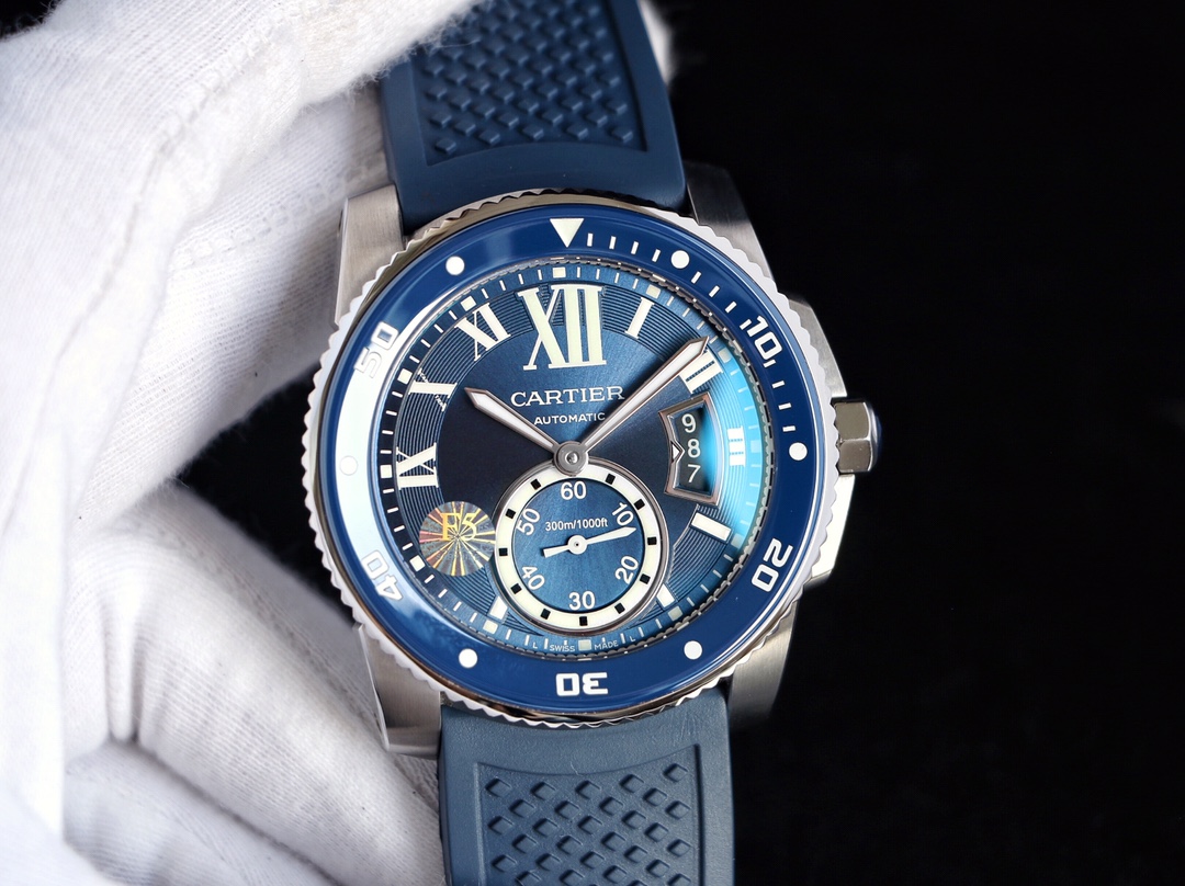 台湾厂F5（市面最新高版本）卡地亚卡利博CALIBRE  DE  CARTIER潜水系列，腕表堪称卡地亚新一代标志性杰作，316精钢表壳，陶瓷超夜光圈口，超强表盘夜光丁，日历与正品一致黑色底白字体显示，蓝宝石蓝光玻璃镜面，42x11mm，搭载Cal.1904-PS 自动机械机芯，进口天然橡胶表带，Super  LumiNova夜光涂层三角时标，时尚与运动结合的潜水表硬朗而霸气，佩戴能突出男士魅力，彰显气质。