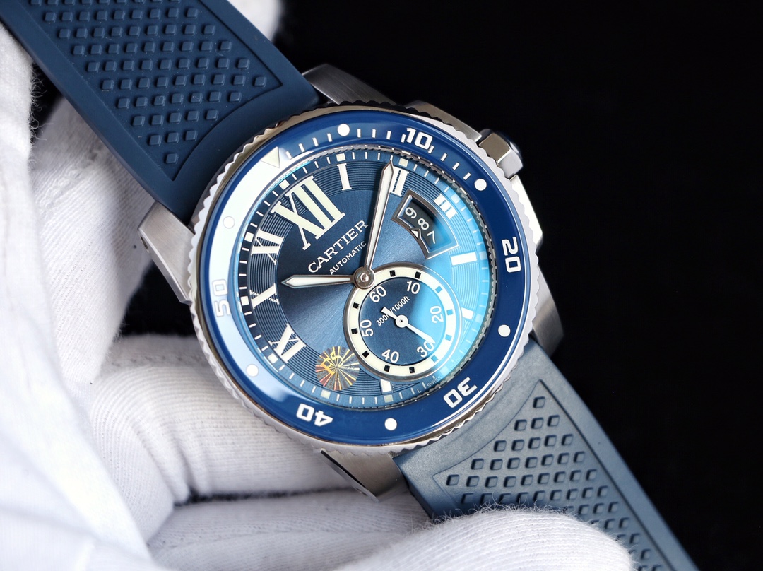 台湾厂F5（市面最新高版本）卡地亚卡利博CALIBRE  DE  CARTIER潜水系列，腕表堪称卡地亚新一代标志性杰作，316精钢表壳，陶瓷超夜光圈口，超强表盘夜光丁，日历与正品一致黑色底白字体显示，蓝宝石蓝光玻璃镜面，42x11mm，搭载Cal.1904-PS 自动机械机芯，进口天然橡胶表带，Super  LumiNova夜光涂层三角时标，时尚与运动结合的潜水表硬朗而霸气，佩戴能突出男士魅力，彰显气质。