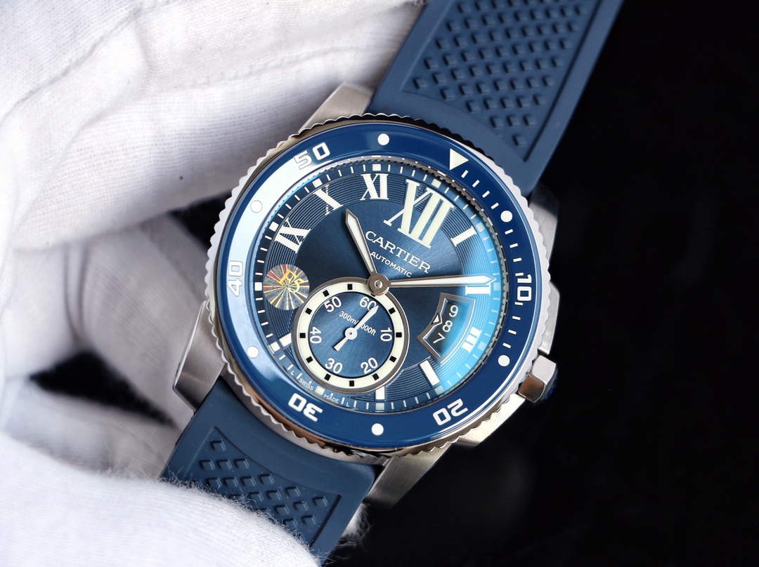 台湾厂F5（市面最新高版本）卡地亚卡利博CALIBRE  DE  CARTIER潜水系列，腕表堪称卡地亚新一代标志性杰作，316精钢表壳，陶瓷超夜光圈口，超强表盘夜光丁，日历与正品一致黑色底白字体显示，蓝宝石蓝光玻璃镜面，42x11mm，搭载Cal.1904-PS 自动机械机芯，进口天然橡胶表带，Super  LumiNova夜光涂层三角时标，时尚与运动结合的潜水表硬朗而霸气，佩戴能突出男士魅力，彰显气质。