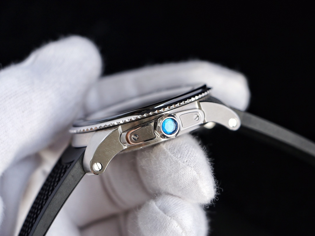 台湾厂F5（市面最新高版本）卡地亚卡利博CALIBRE  DE  CARTIER潜水系列，腕表堪称卡地亚新一代标志性杰作，316精钢表壳，陶瓷超夜光圈口，超强表盘夜光丁，日历与正品一致黑色底白字体显示，蓝宝石蓝光玻璃镜面，42x11mm，搭载Cal.1904-PS 自动机械机芯，进口天然橡胶表带，Super  LumiNova夜光涂层三角时标，时尚与运动结合的潜水表硬朗而霸气，佩戴能突出男士魅力，彰显气质。