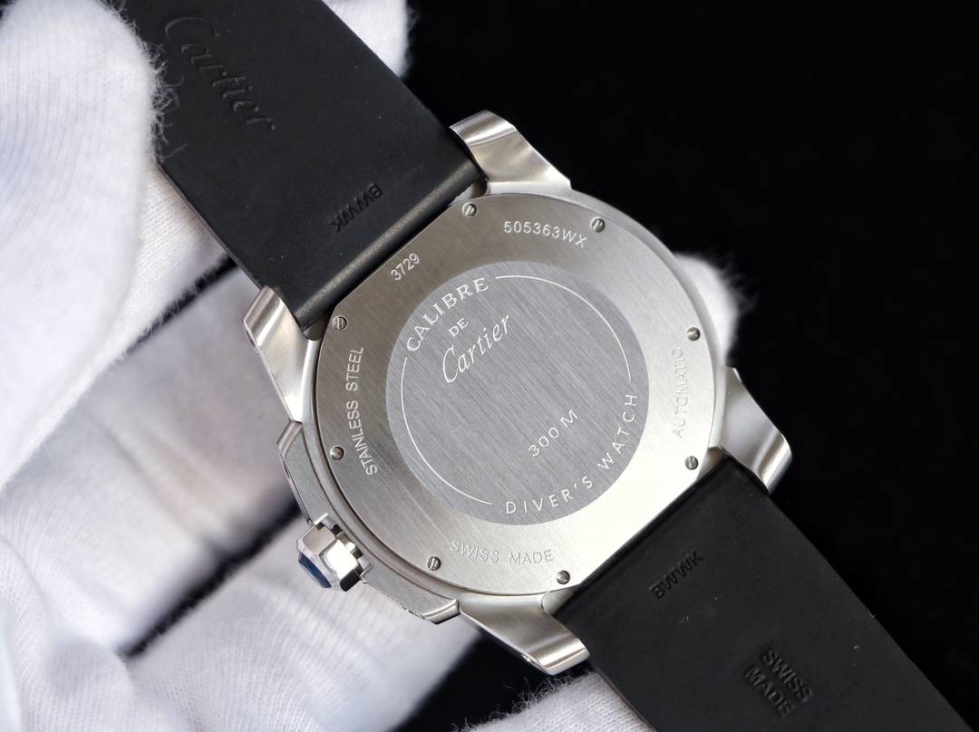 台湾厂F5（市面最新高版本）卡地亚卡利博CALIBRE  DE  CARTIER潜水系列，腕表堪称卡地亚新一代标志性杰作，316精钢表壳，陶瓷超夜光圈口，超强表盘夜光丁，日历与正品一致黑色底白字体显示，蓝宝石蓝光玻璃镜面，42x11mm，搭载Cal.1904-PS 自动机械机芯，进口天然橡胶表带，Super  LumiNova夜光涂层三角时标，时尚与运动结合的潜水表硬朗而霸气，佩戴能突出男士魅力，彰显气质。