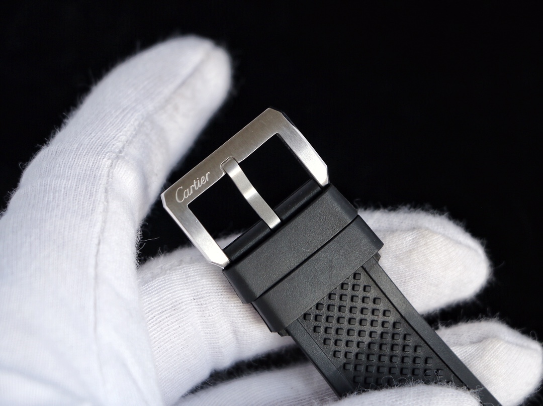 台湾厂F5（市面最新高版本）卡地亚卡利博CALIBRE  DE  CARTIER潜水系列，腕表堪称卡地亚新一代标志性杰作，316精钢表壳，陶瓷超夜光圈口，超强表盘夜光丁，日历与正品一致黑色底白字体显示，蓝宝石蓝光玻璃镜面，42x11mm，搭载Cal.1904-PS 自动机械机芯，进口天然橡胶表带，Super  LumiNova夜光涂层三角时标，时尚与运动结合的潜水表硬朗而霸气，佩戴能突出男士魅力，彰显气质。