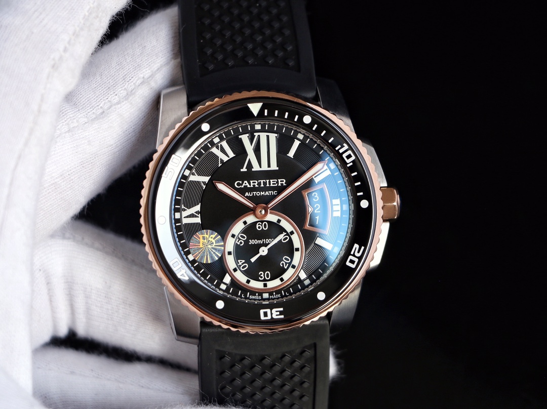 台湾厂F5（市面最新高版本）卡地亚卡利博CALIBRE  DE  CARTIER潜水系列，腕表堪称卡地亚新一代标志性杰作，316精钢表壳，陶瓷超夜光圈口，超强表盘夜光丁，日历与正品一致黑色底白字体显示，蓝宝石蓝光玻璃镜面，42x11mm，搭载Cal.1904-PS 自动机械机芯，进口天然橡胶表带，Super  LumiNova夜光涂层三角时标，时尚与运动结合的潜水表硬朗而霸气，佩戴能突出男士魅力，彰显气质。